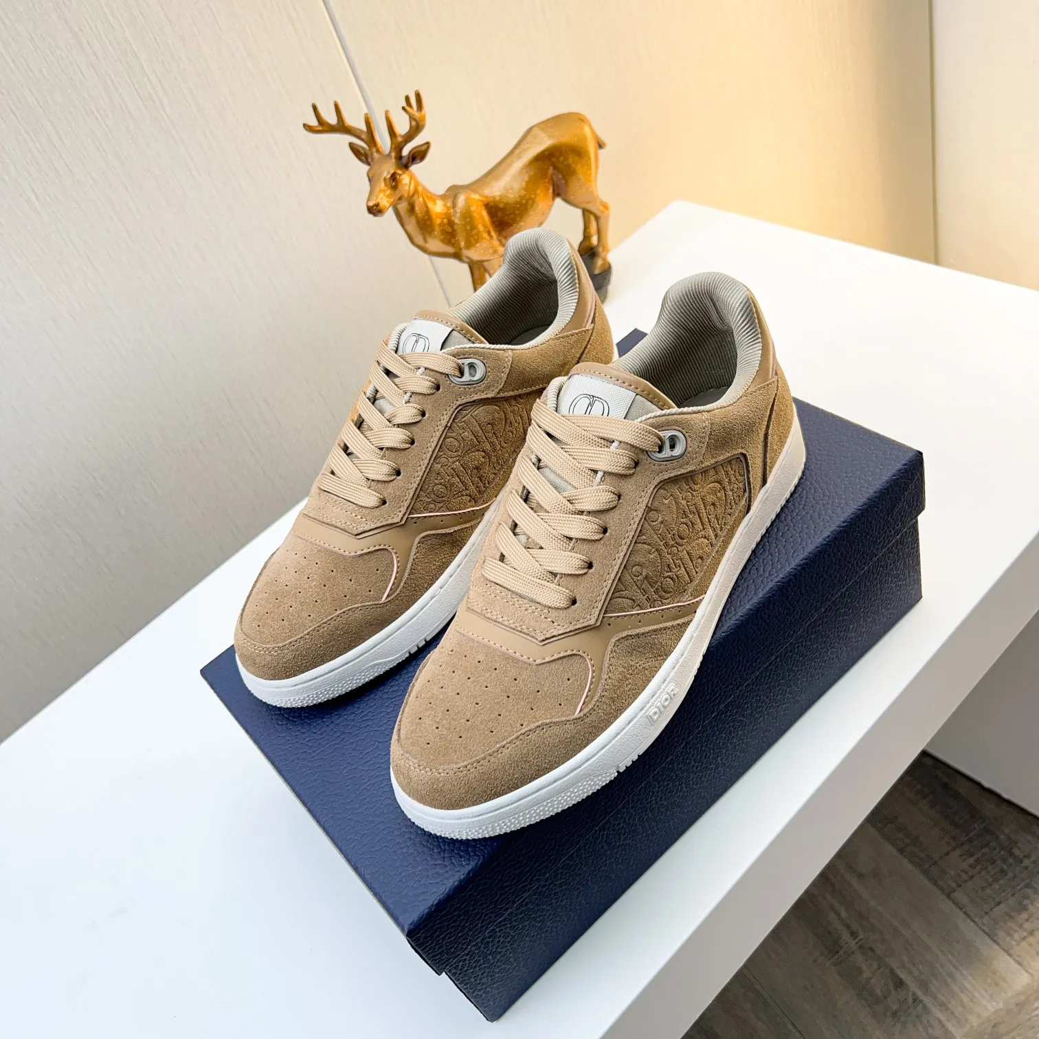 Men's Men's Shoes 💰400 [New] 🦩🦩Dior - Low-top sneakers 2025 spring men's collection new arrivals [Celebrate][Celebrate][Celebrate], reinterpret the basketball shoe design and become a classic Dior item [Strong][Strong][Strong], crafted in black and cream white smooth cowhide with beige suede, leather display on the side The CD logo, tongue, sole and back side are decorated with various distinctive details to enhance the style[666][666], while eyelet details, topstitching and rubber panels highlight the dynamic charm of its athletic style[strong][strong][strong]. It has a two-color rubber sole, which can be matched with various clothing to create a refined look. Size: 38 to 44 (45 can be customized